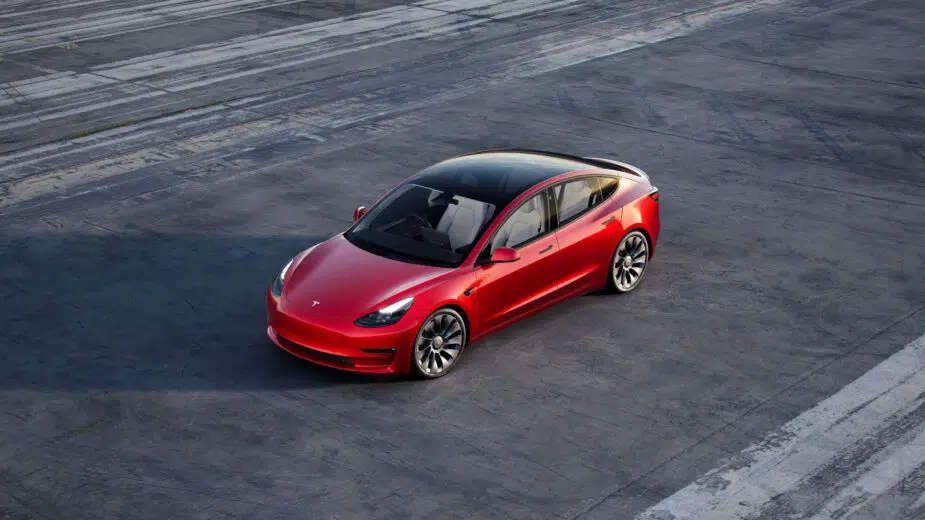 Tesla Model 3 visto de cima, frente 3/4