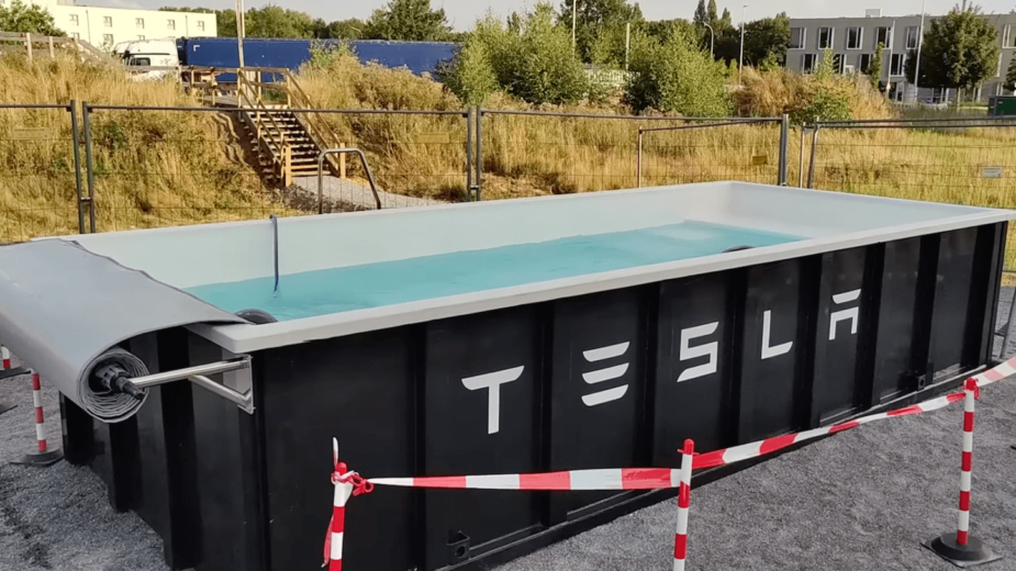 Tesla Super Pool Piscina Alemanha