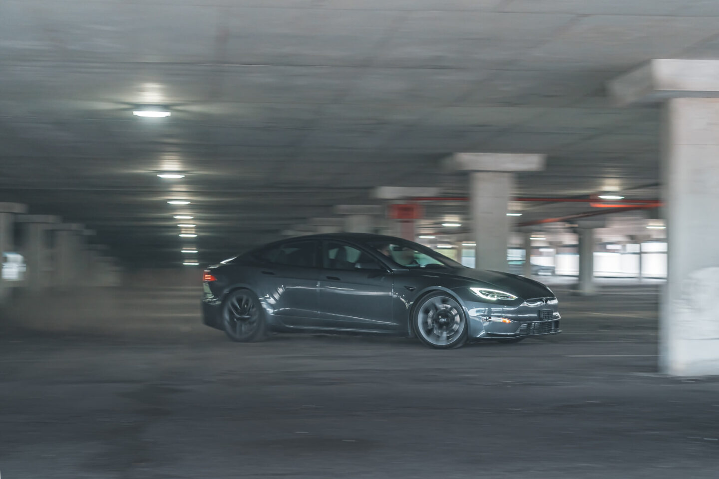 Tesla model s plaid em parque subterrâneo, vista 3/4 frente