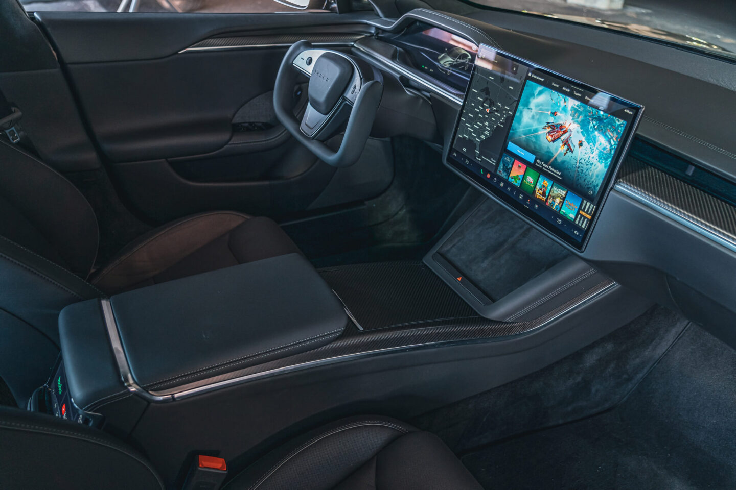 Interior do Tesla Model S Plaid