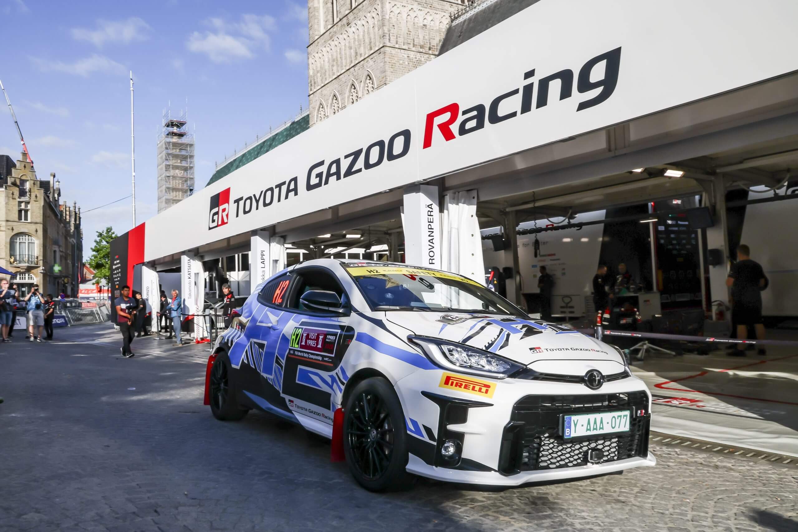 Toyota GR Yaris H2 À frente da boxe da Toyota Gazoo Racing Rali da Bélgica 2022