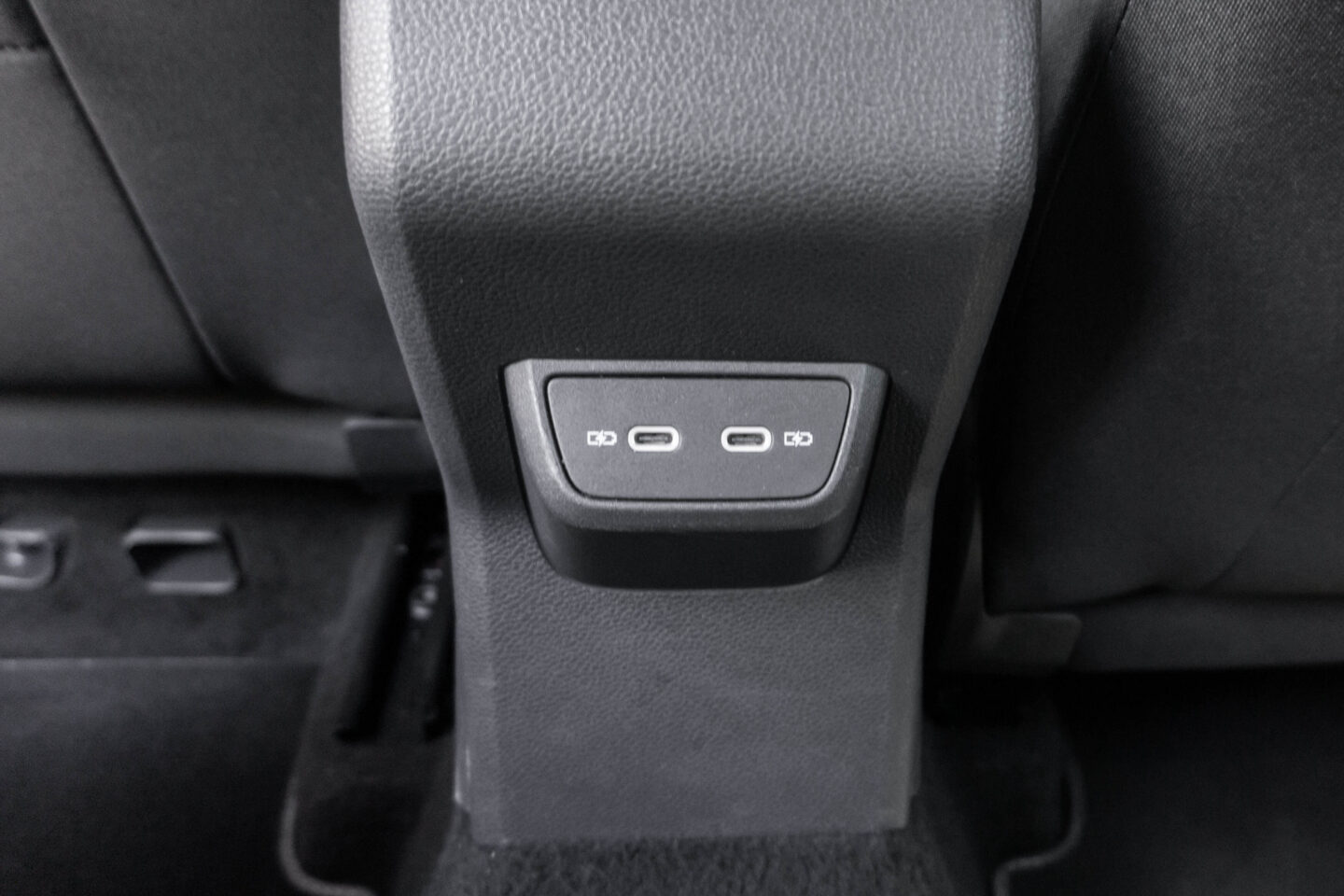 Volkswagen Taigo entradas USB-C bancos traseiros