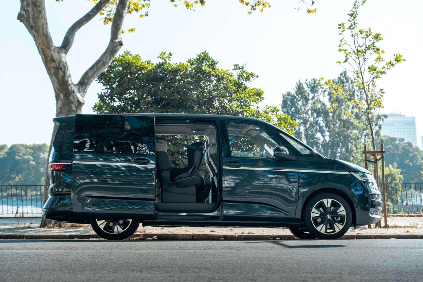 Volkswagen Multivan portas laterais abertas