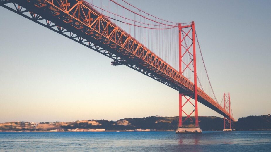 Ponte 25 de Abril com limitações de velocidade devido ao  - Visão