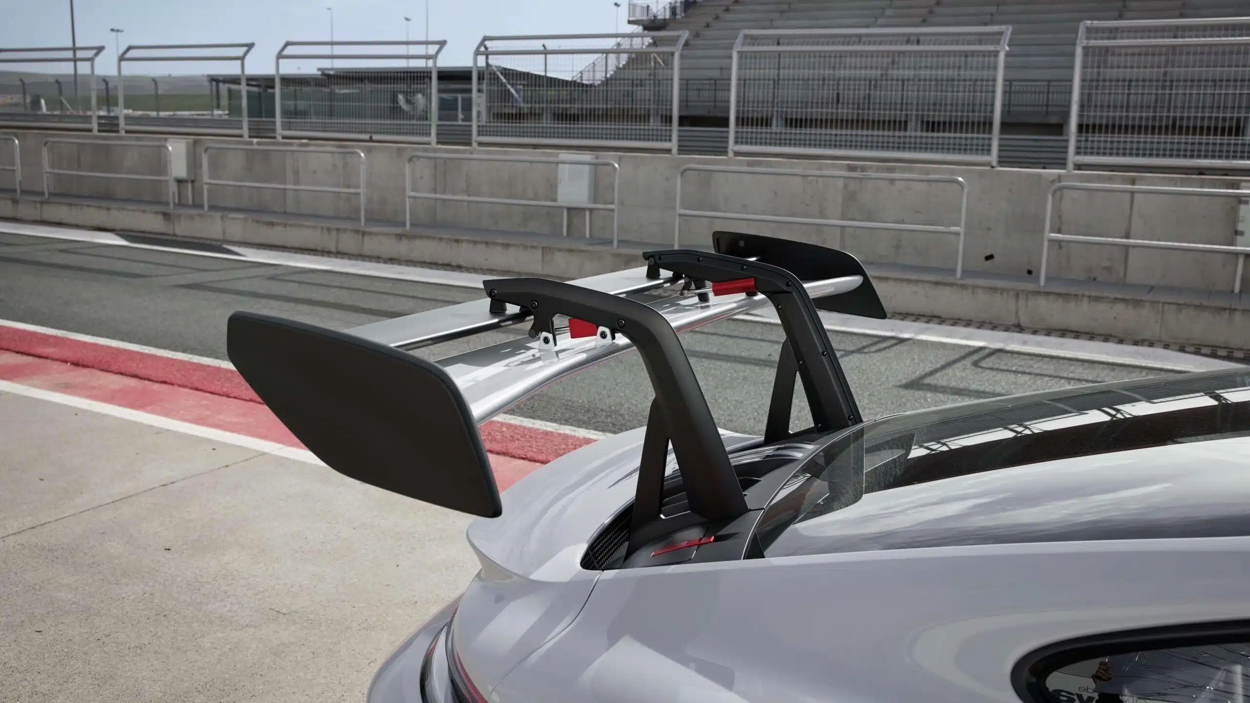 911 GT3 RS 992 pescoço de cisne
