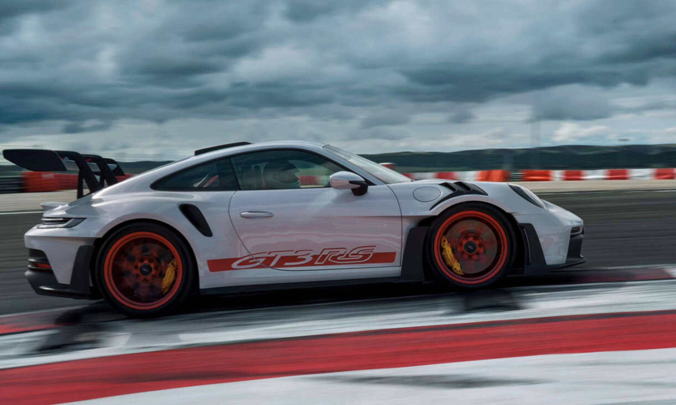 Porsche 911 GT3 RS em circuito, vista perfil