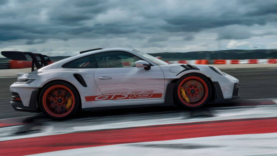 Porsche 911 GT3 RS 992, em pista, vista lateral