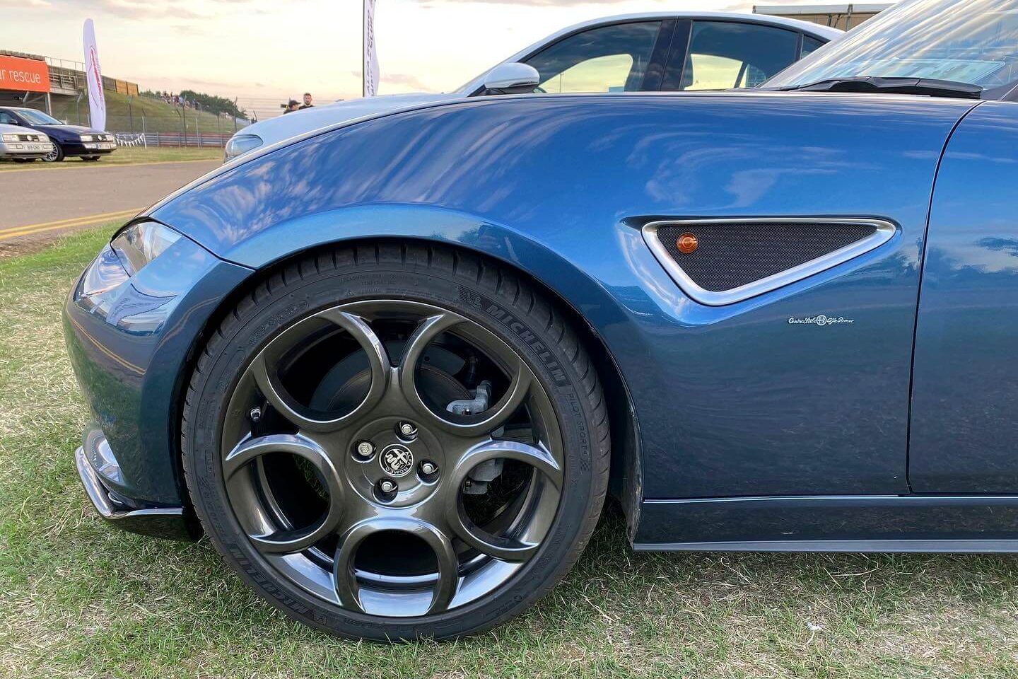 Mazda MX-5 de lado com jantes e saída de ar lateral Alfa Romeo