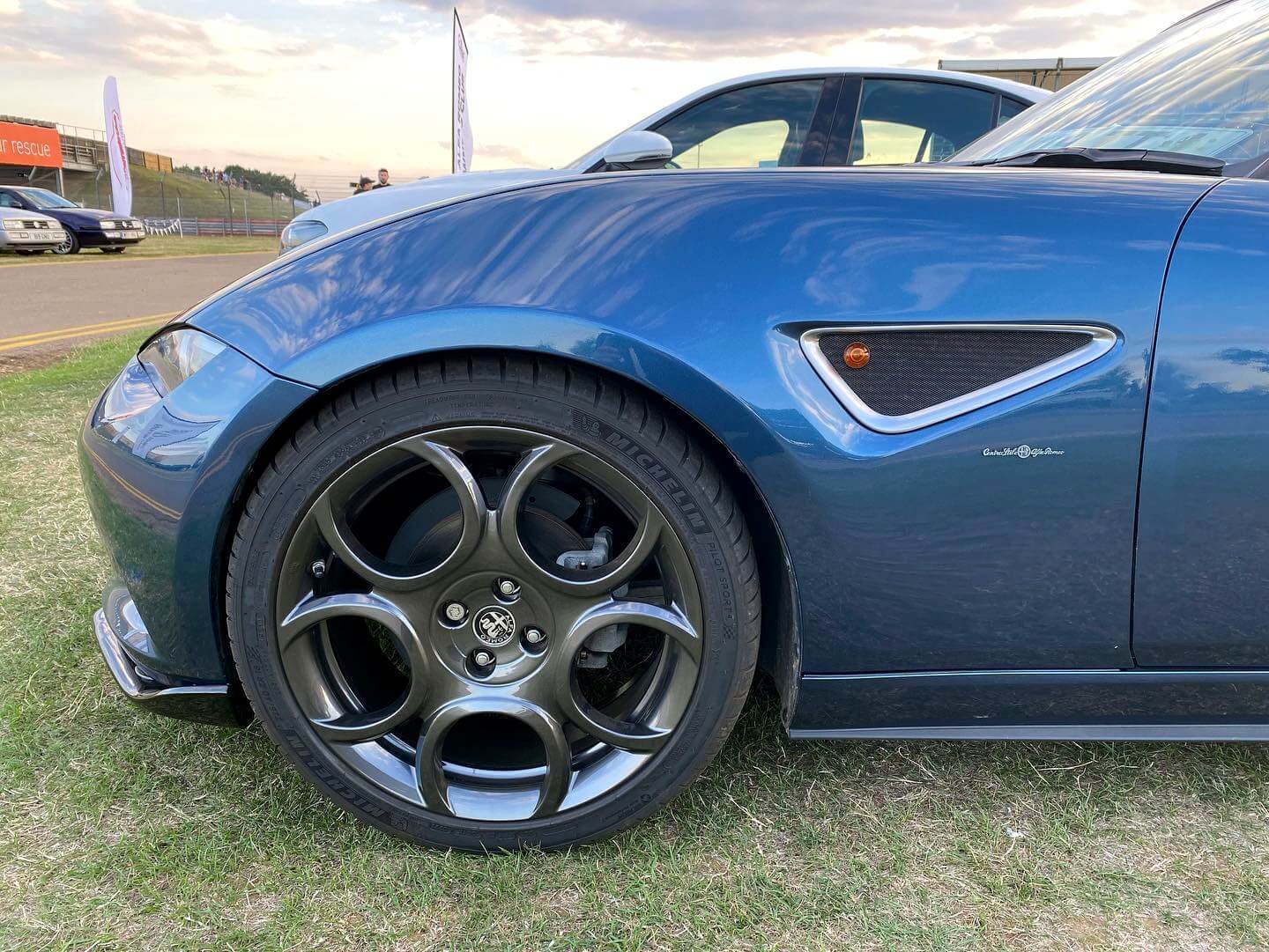 Mazda MX-5 de lado com jantes e saída de ar lateral Alfa Romeo