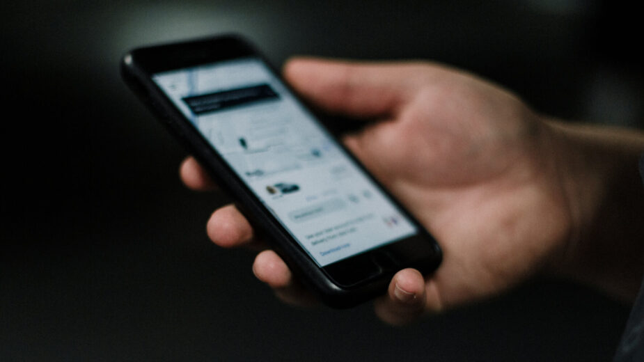 Pessoa a usar smartphone para aceder à aplicação da Uber