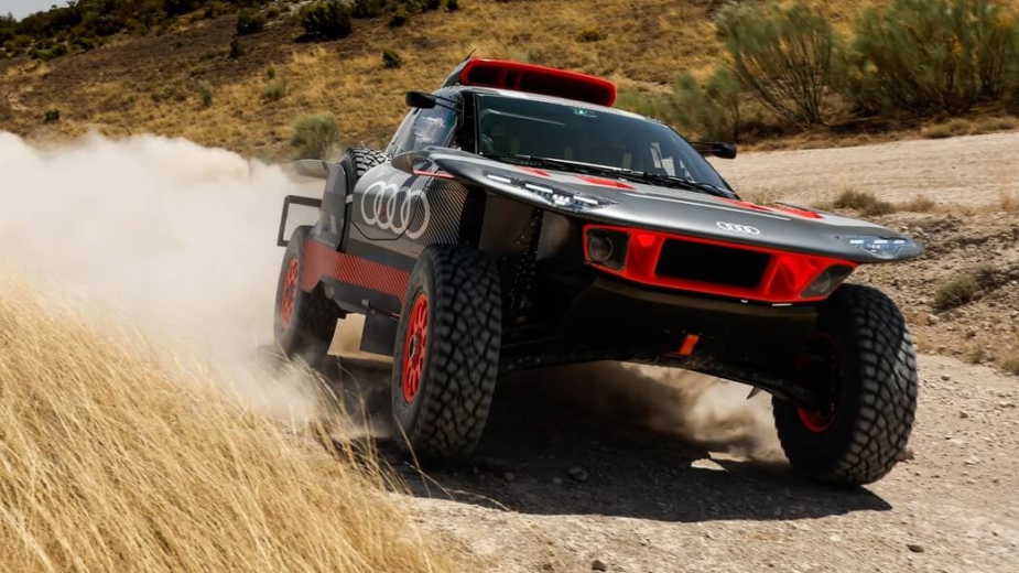 Audi RS Q e-tron E2 em movimento vista dianteira
