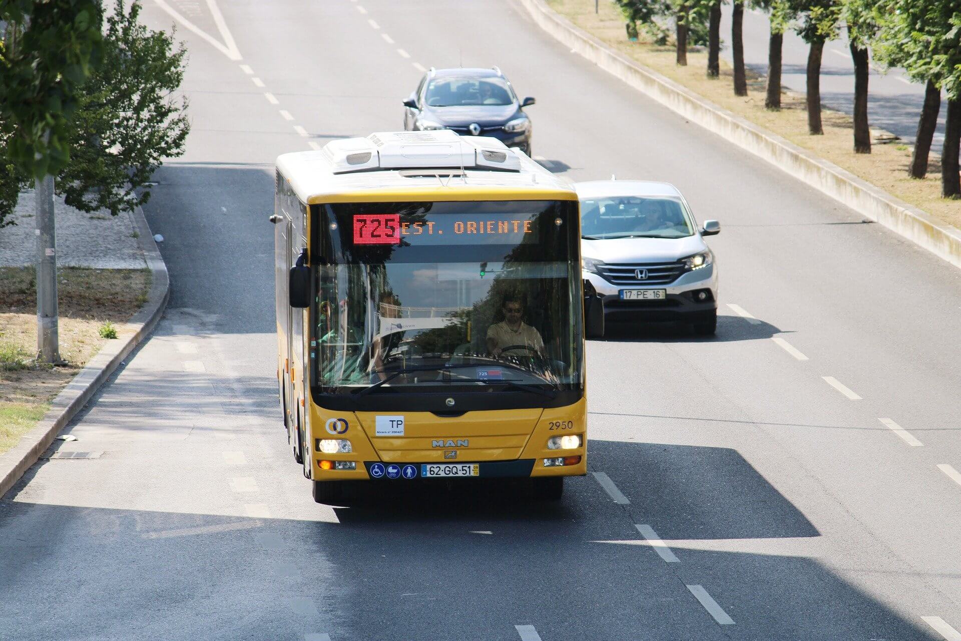 Autocarro da Carris em movimento