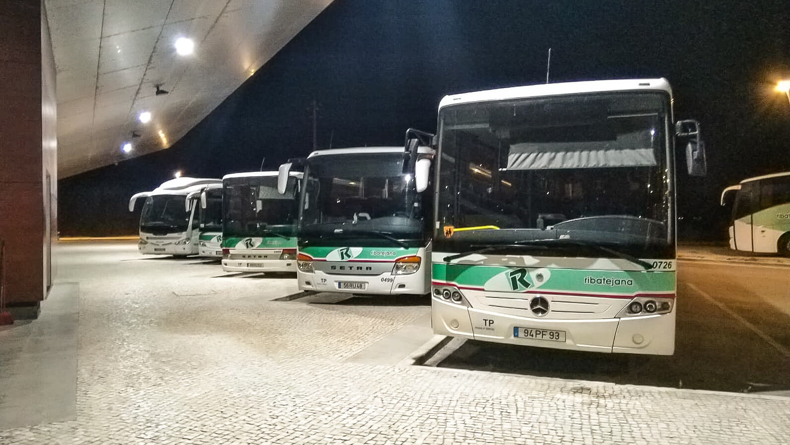 Fila de autocarros estacionados no temrinal