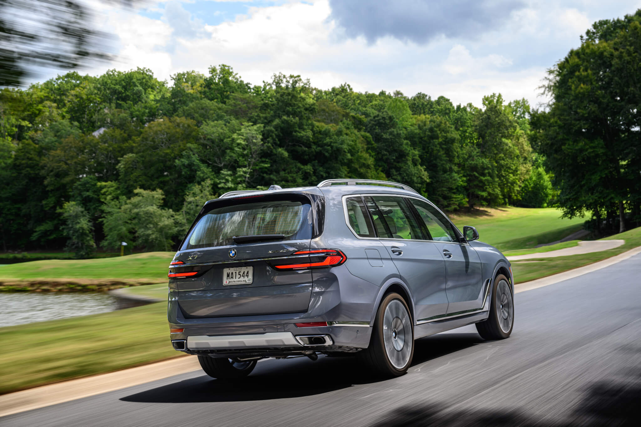 BMW X7 xDrive40i na estrada, vista traseira