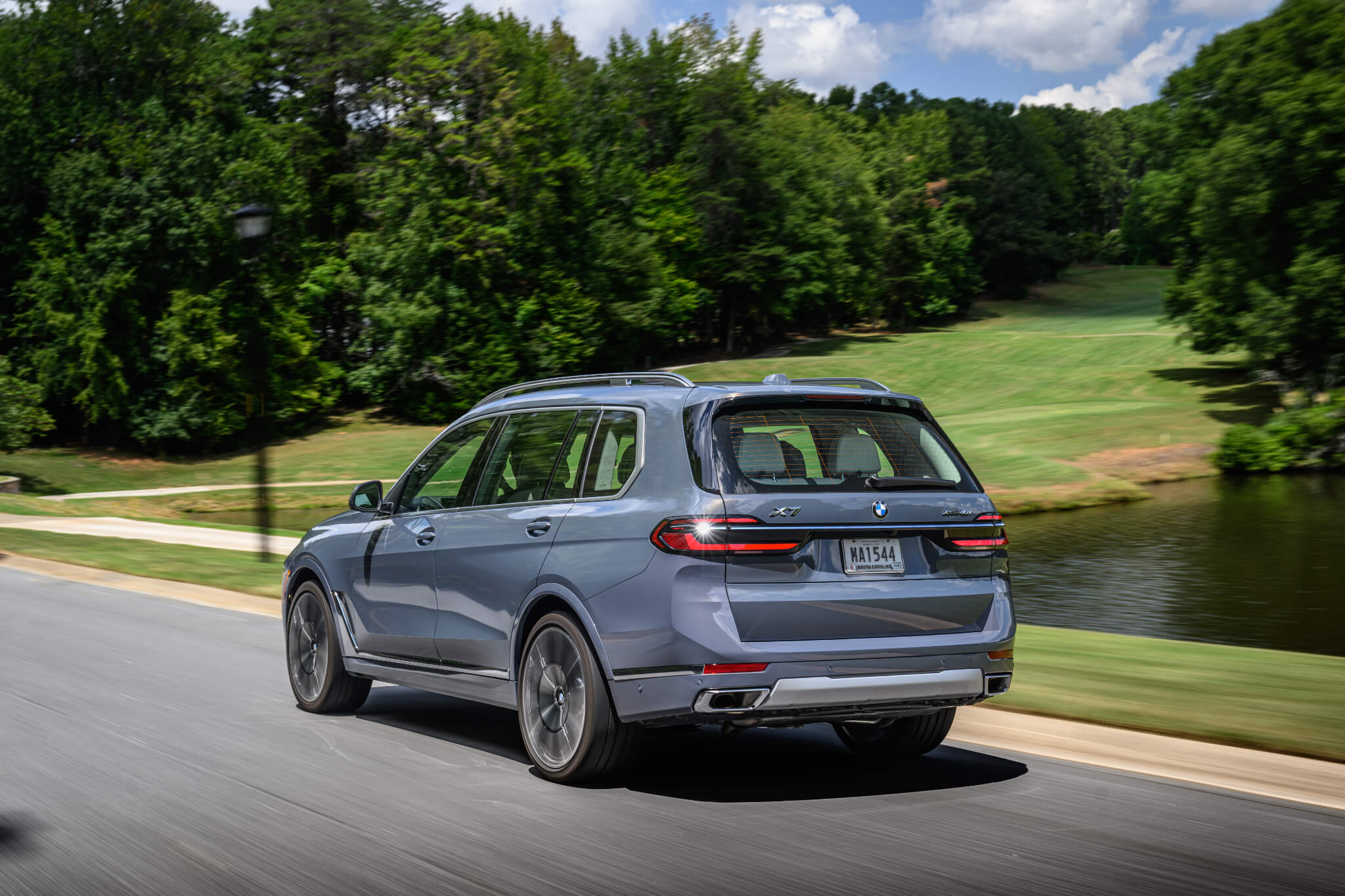 BMW X7 xDrive40i na estrada, traseira 3/4