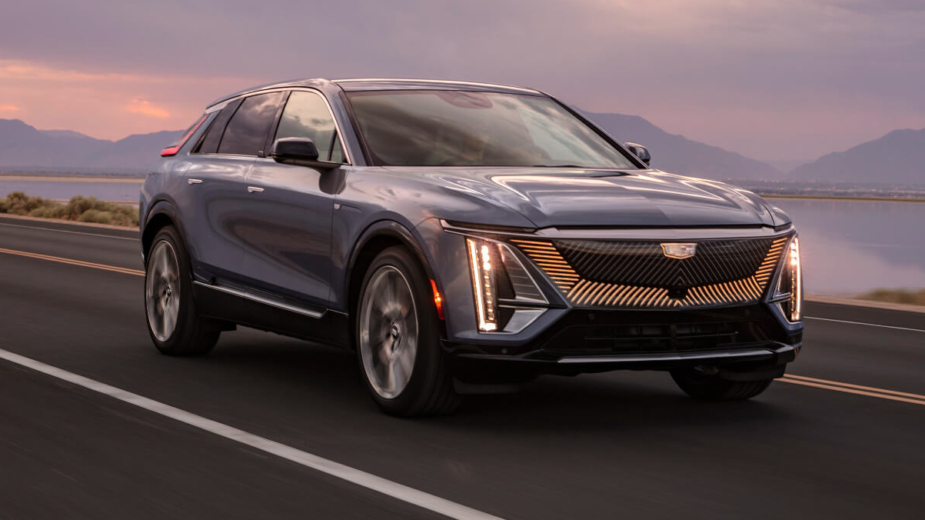 Cadillac Lyriq vista dianteira 3/4 em movimento