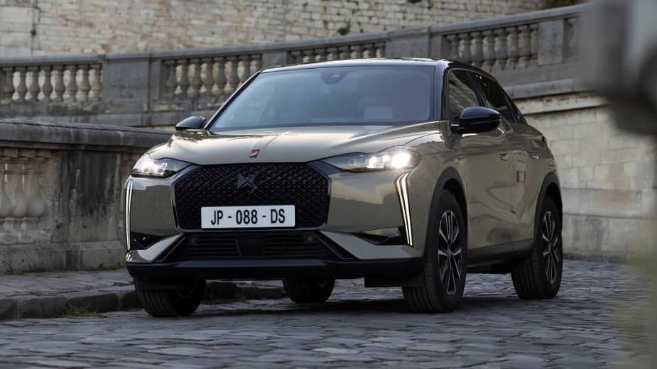 DS 3 vista dianteira com as luzes acesas