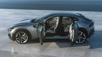 Ferrari Purosangue de lado com portas abertas