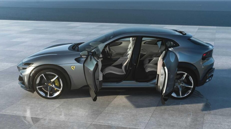 Ferrari Purosangue de lado com portas abertas
