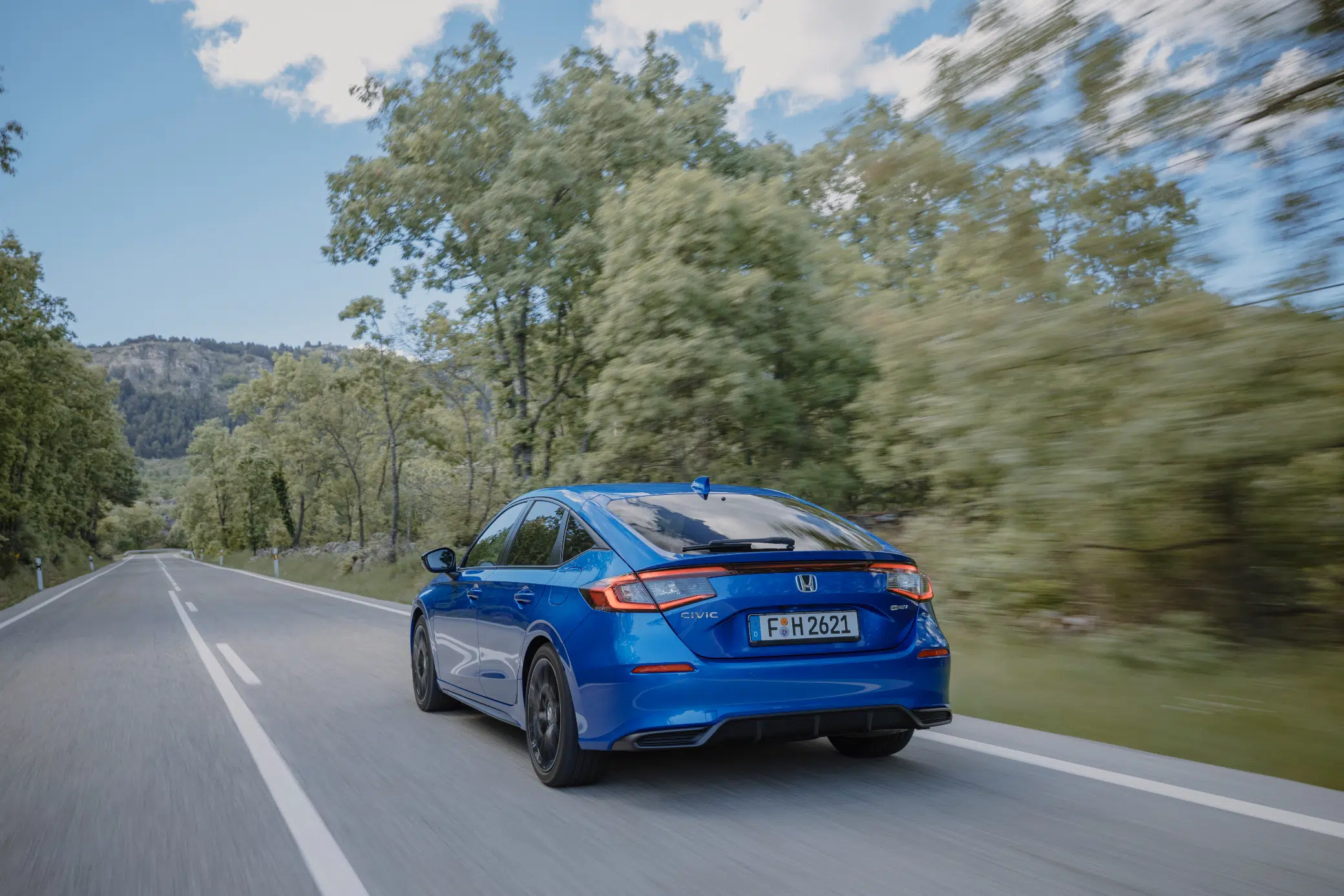 Honda Civic em movimento vista 3/4 traseira
