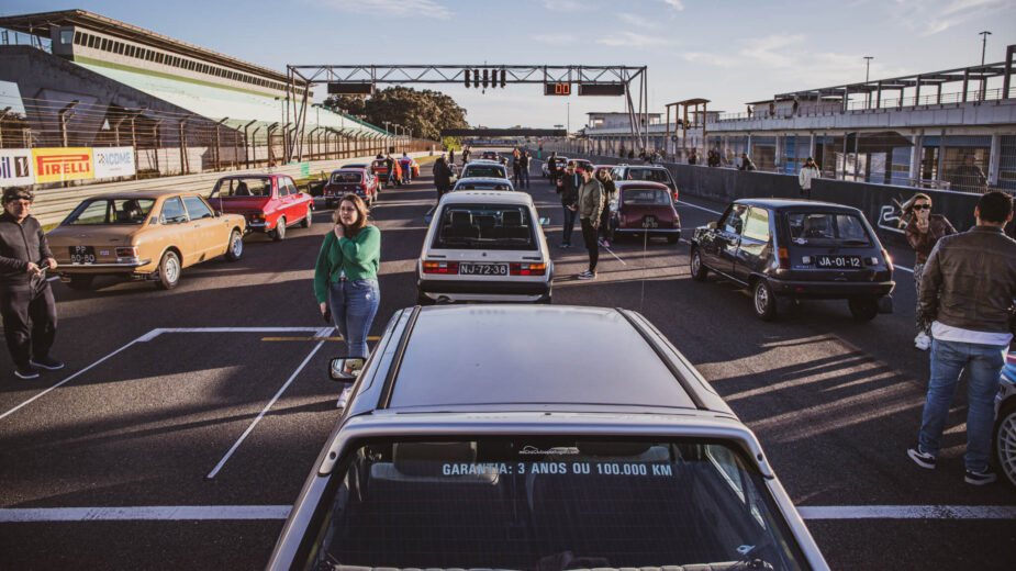 Circuito do Estoril reta da meta com muitos clássicos alinhados