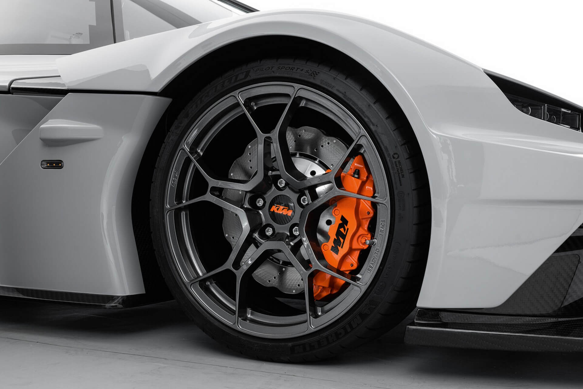KTM X-Bow GT-XR pormenor jantes e discos de travão