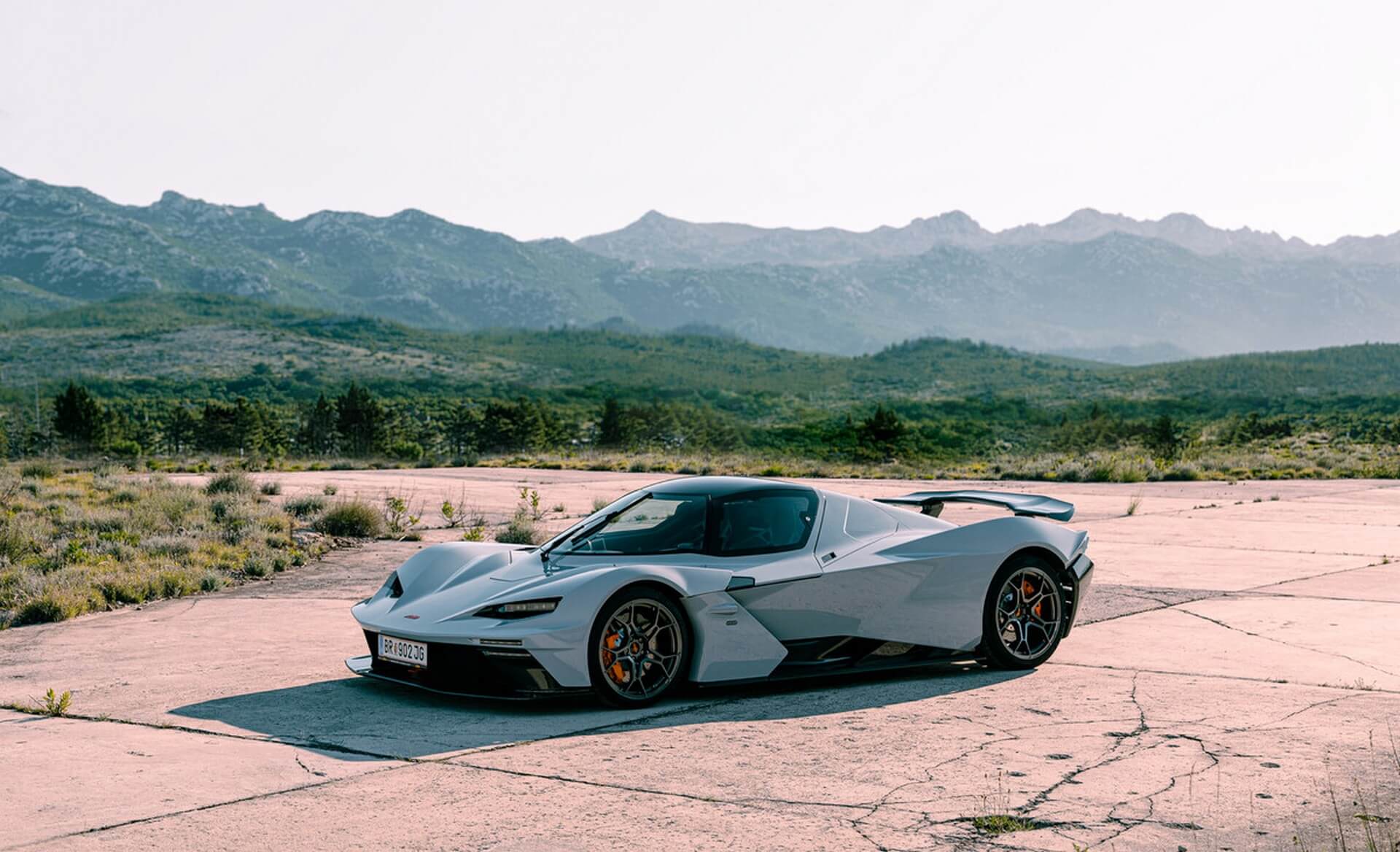 KTM X-Bow GT-XR vista dianteira 3/4 com a canópia fechada