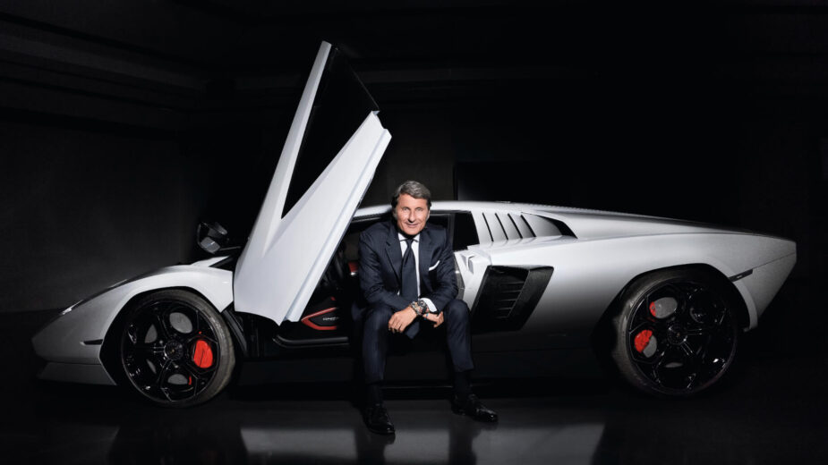 Stephan Winkelmann sentado no Lamborghini LPI800-4 Countach