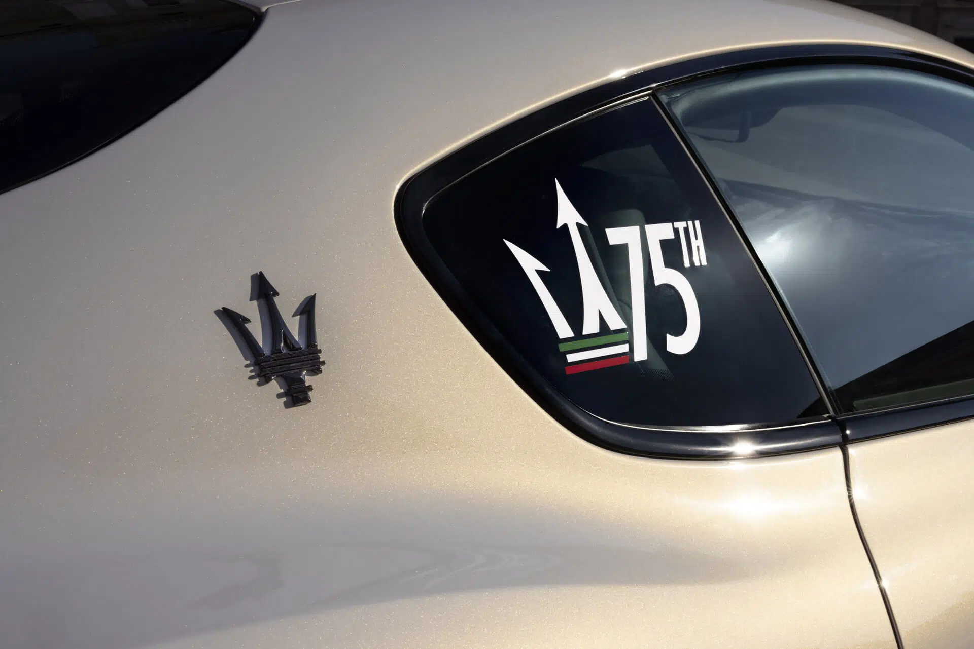 Maserati GranTurismo pormenor autocolante 75 anos
