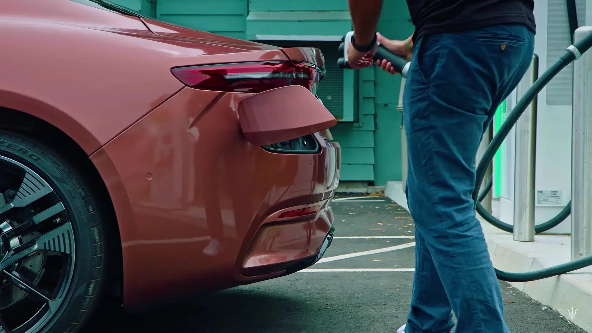 Maserati GranTurismo Folgore. Vista aproximada traseira com carro a carregar