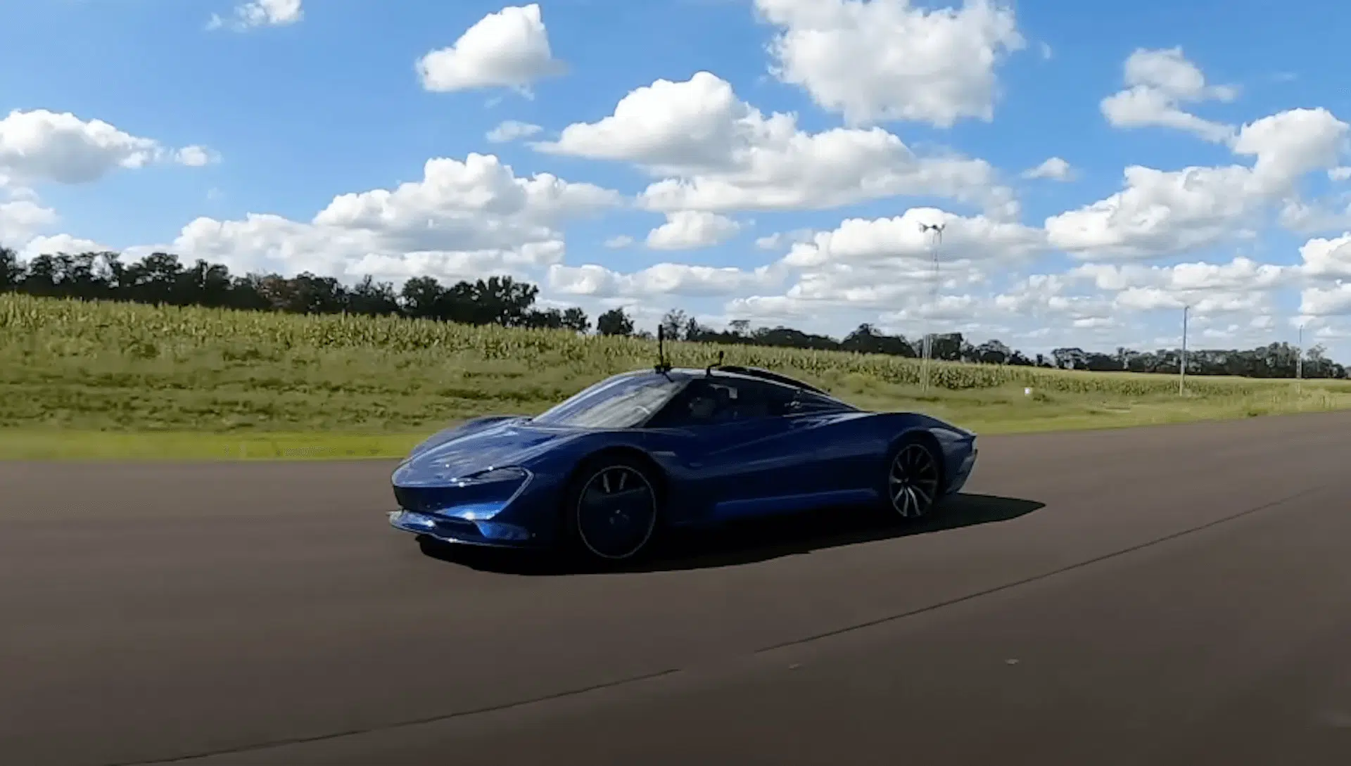 McLaren Speedtail drag race