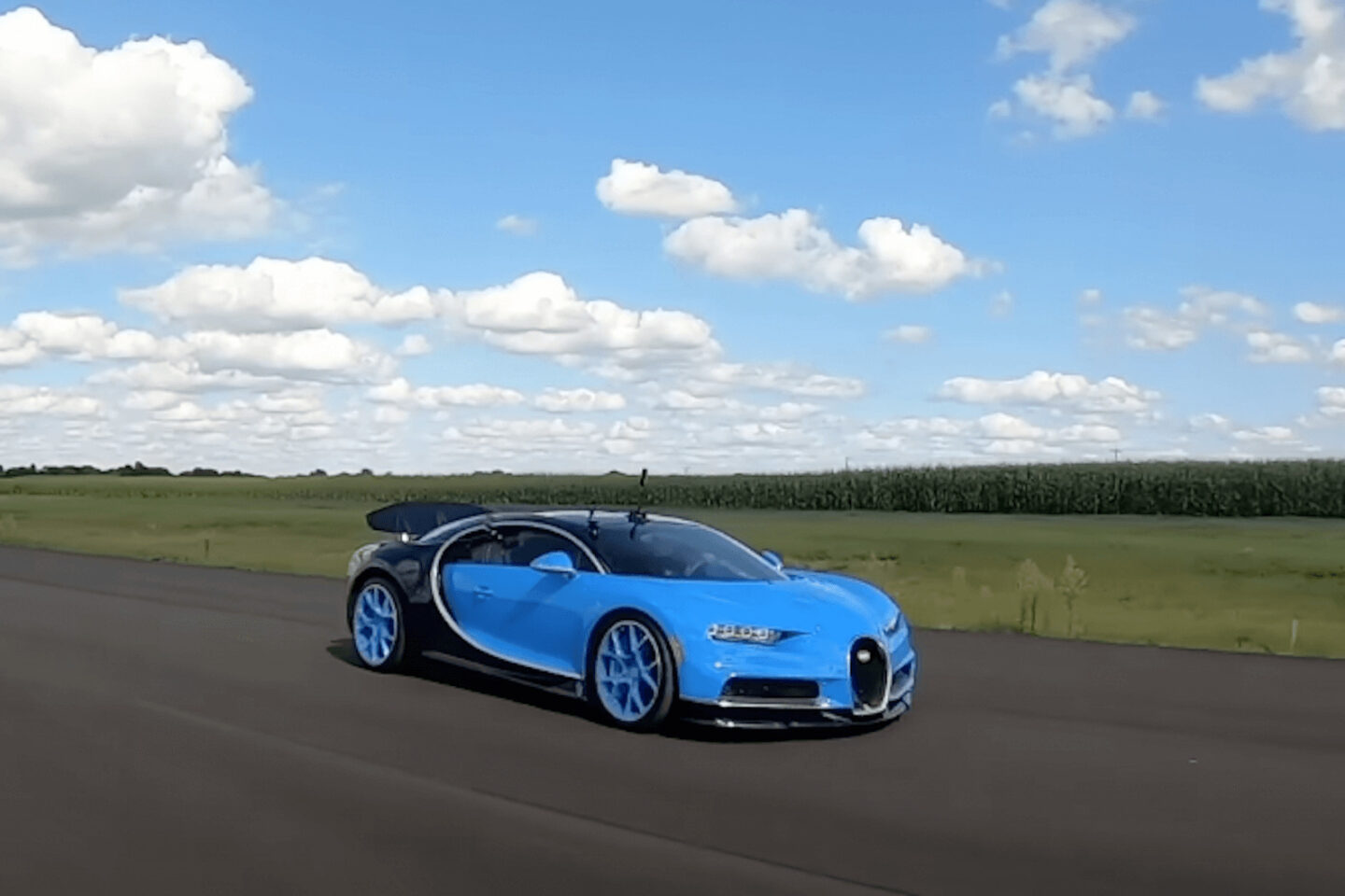 Bugatti Chiron drag race