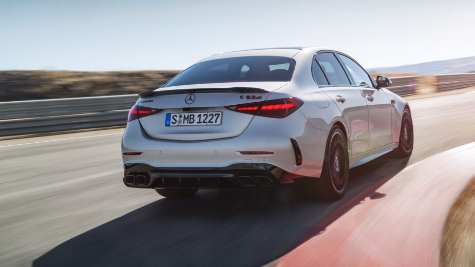 Mercedes-AMG C 63 S E-Performance berlina vista traseira 3/4