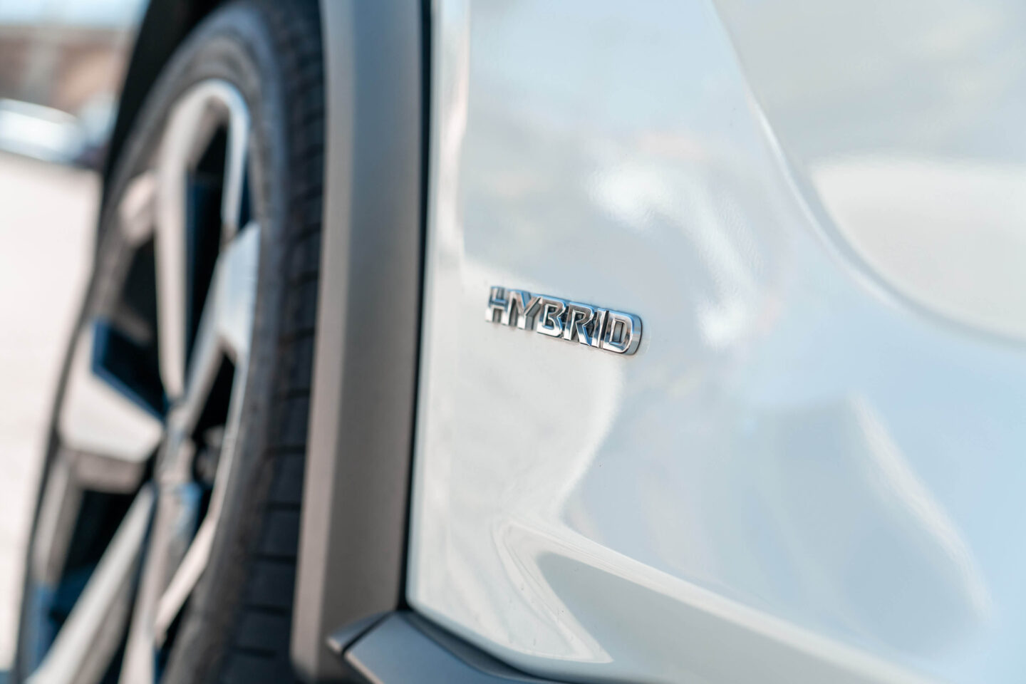 Nissan Juke Hybrid pormenor logótipo
