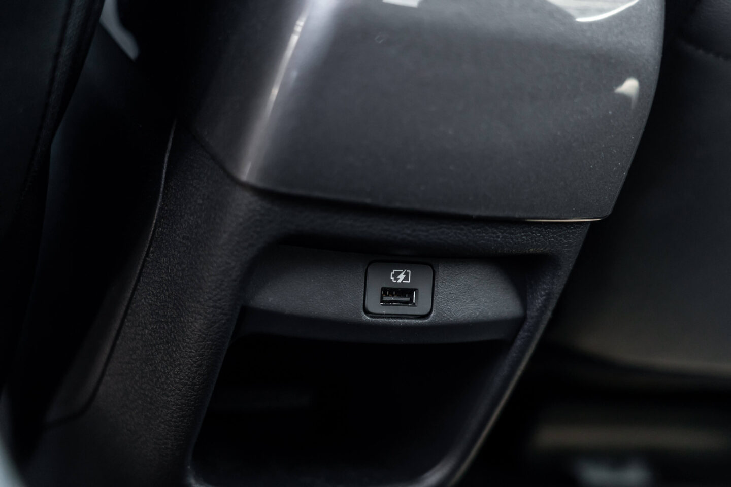 Nissan Juke Hybrid pormenor da tomada USB traseira