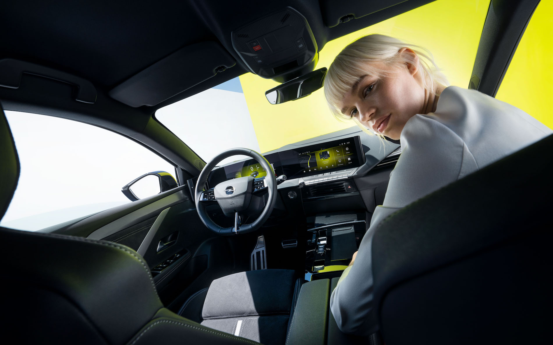 Opel Astra GSe interior