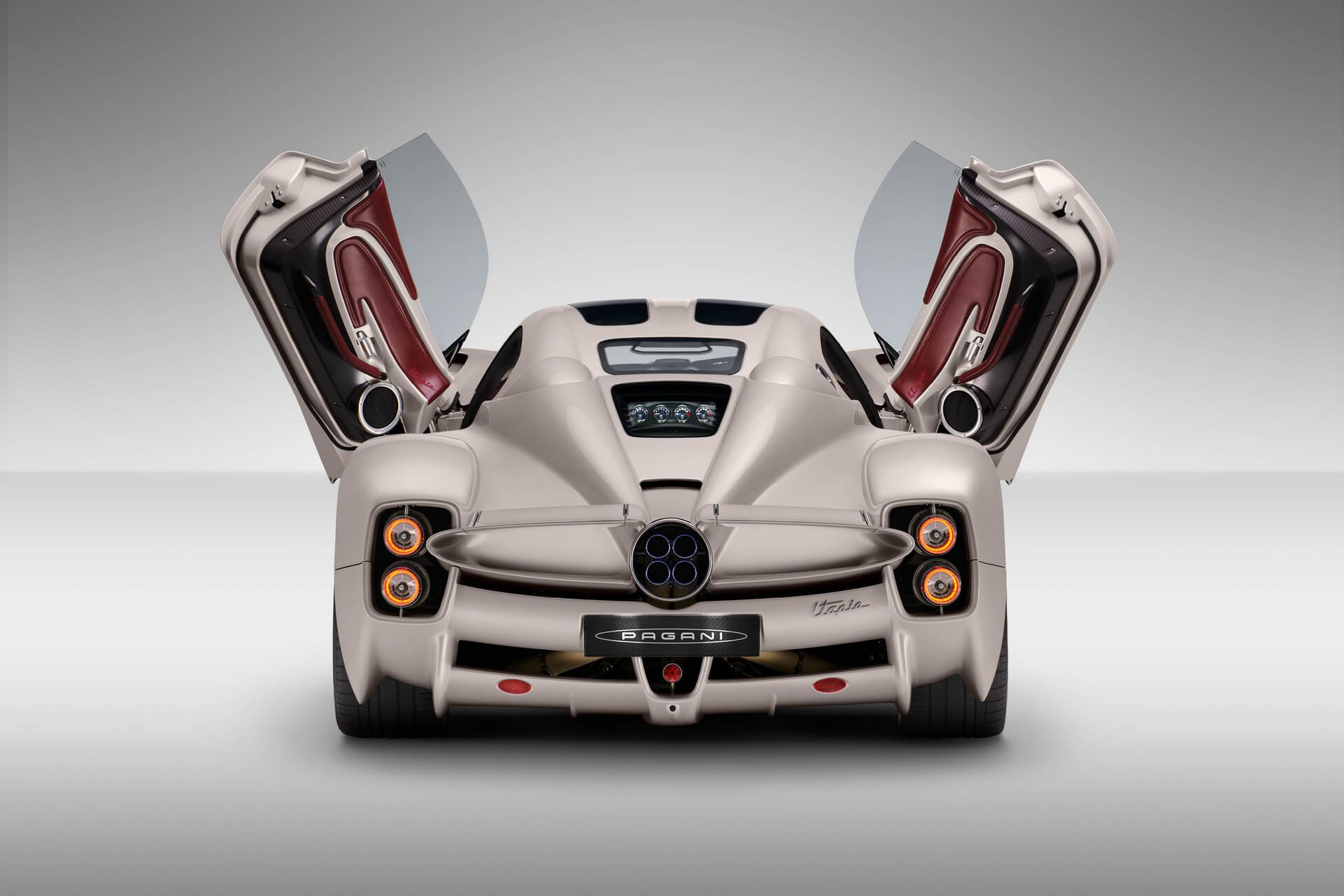 Pagani Utopia, vista traseira com portas abertas