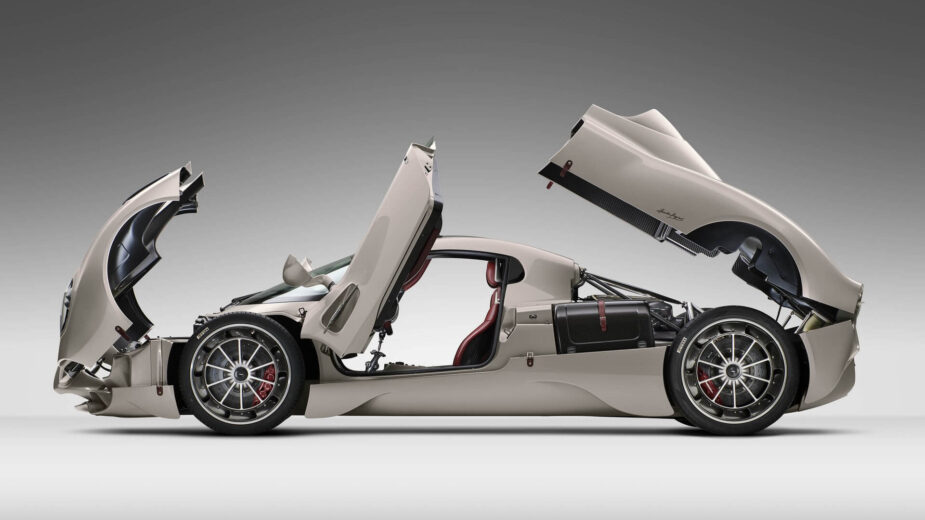 Pagani Utopia de lado com portas e secções dianteira e traseira abertas