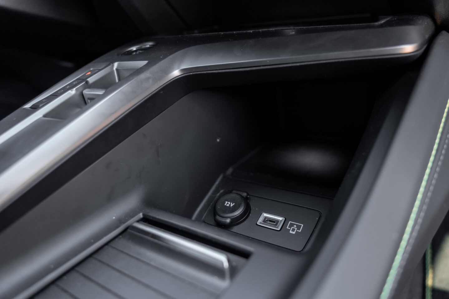 Peugeot 308 SW pormenor entrada USB