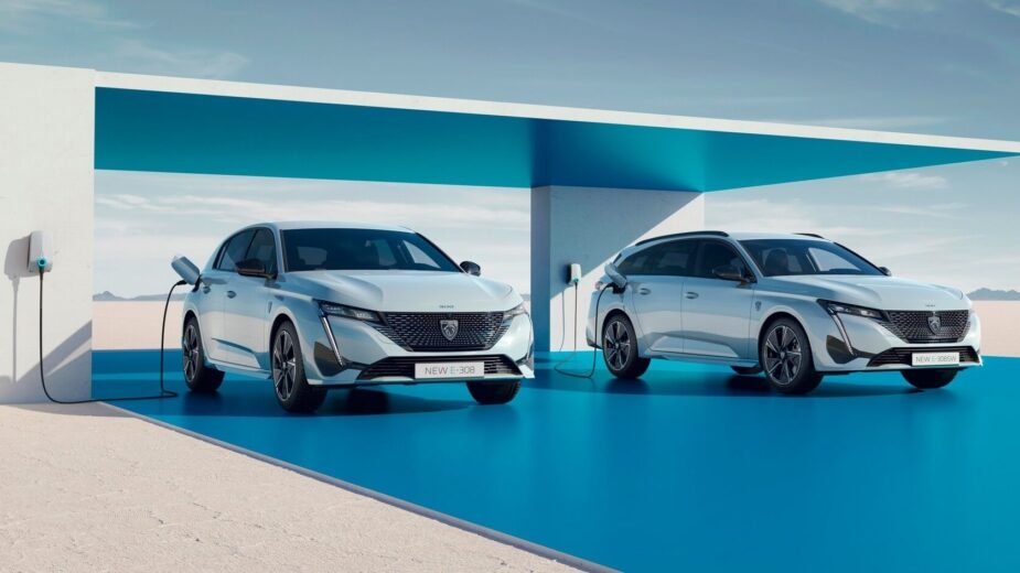 Peugeot e-308 e e-308 SW lado a lado a carregar