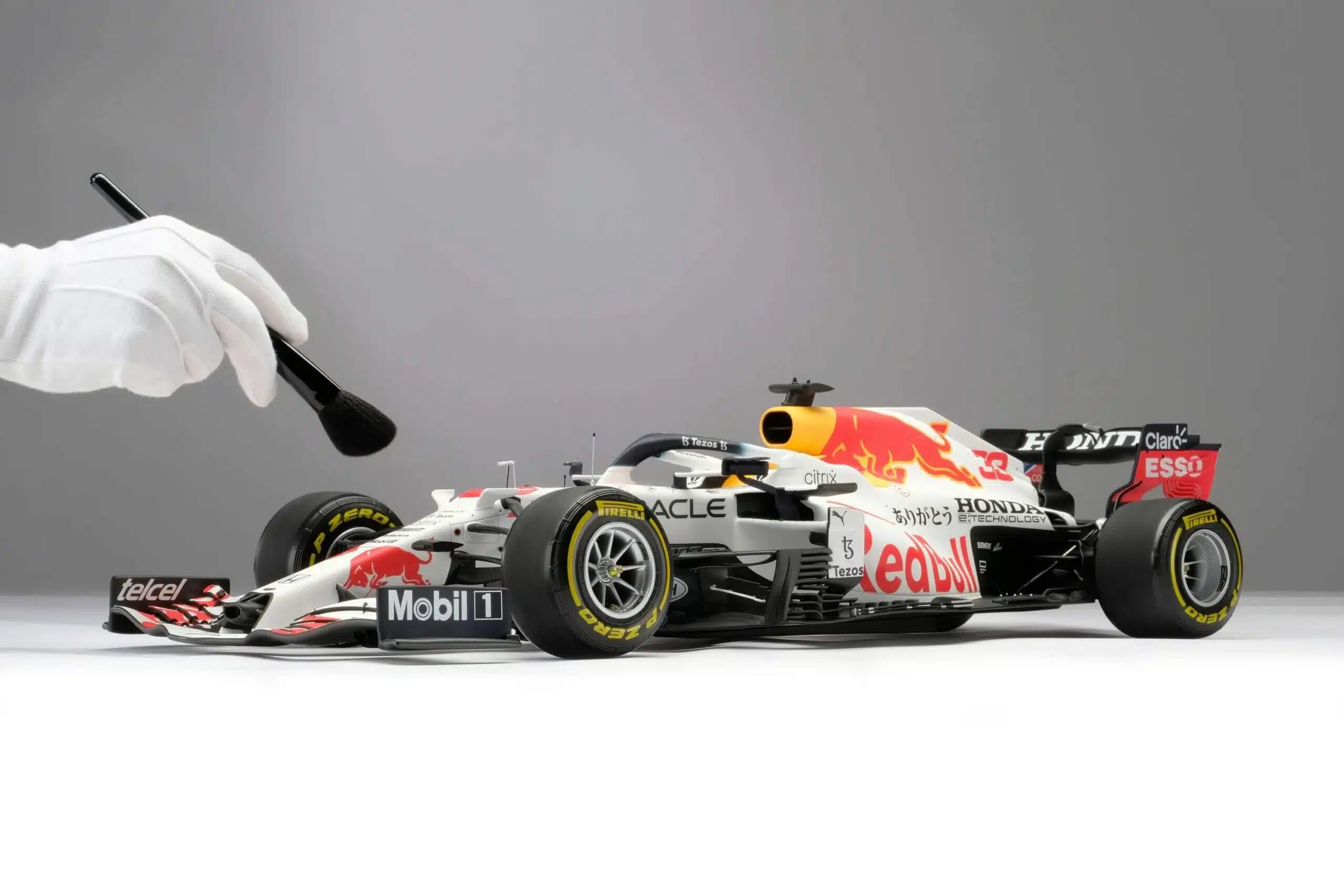 Red Bull RB16B vista dianteira 3/4 com pincel de limpeza de miniaturas
