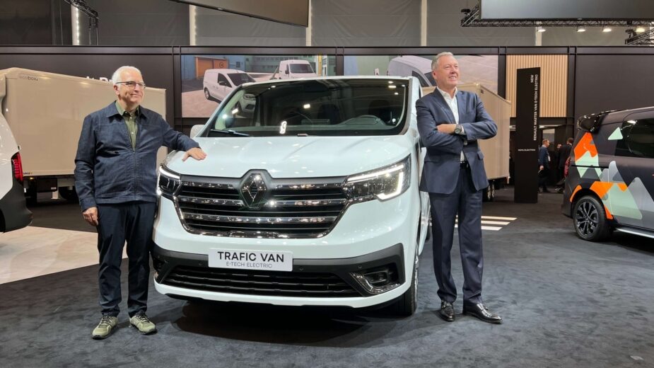 Renault Trafic Van E-Tech com dois responsáveis da Renault ao lado