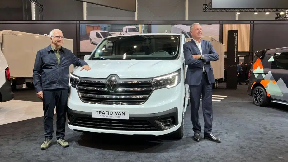 Renault Trafic Van E-Tech com dois responsáveis da Renault ao lado
