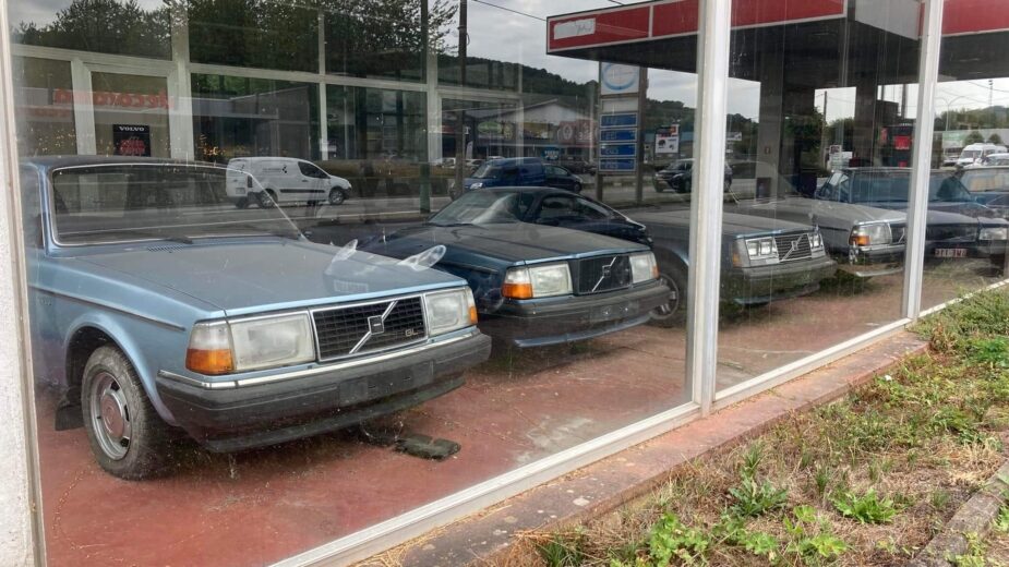 Volvo 240 em stand abandonado na Bélgica