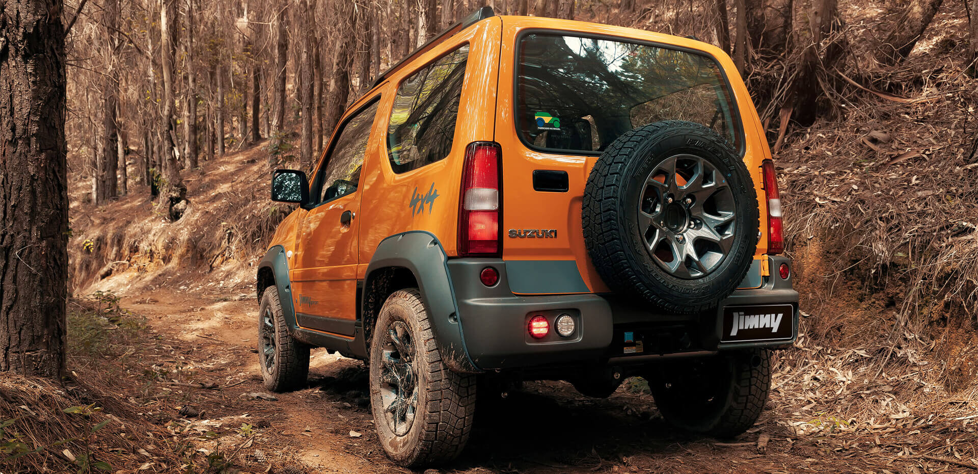 Suzuki Jimny em todo o terreno vista traseira 3/4