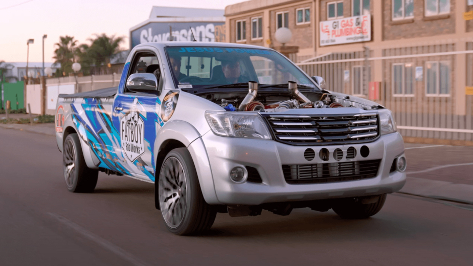 Toyota Hilux V12 biturbo 1