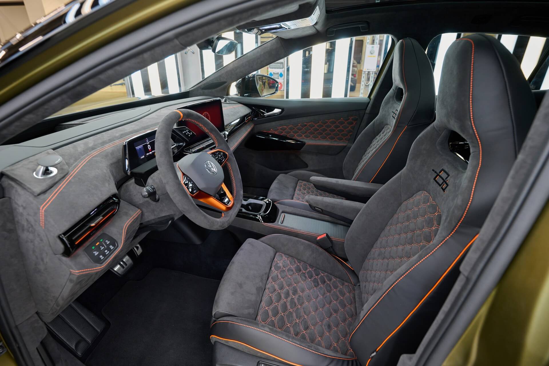 VW ID.5 GTX Xcite vista lateral bancos dianteiros e interior