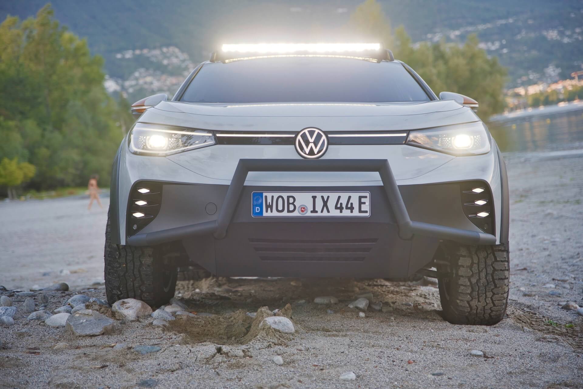 Volkswagen ID. XTREME vista dianteira detalhes para-choques e barra de LED