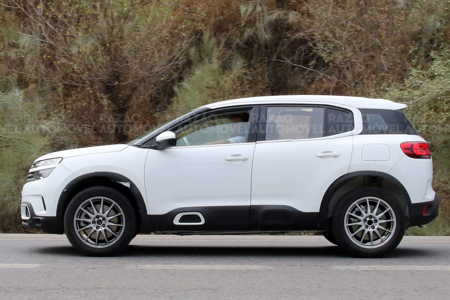 Peugeot 3008 protótipos vista lateral