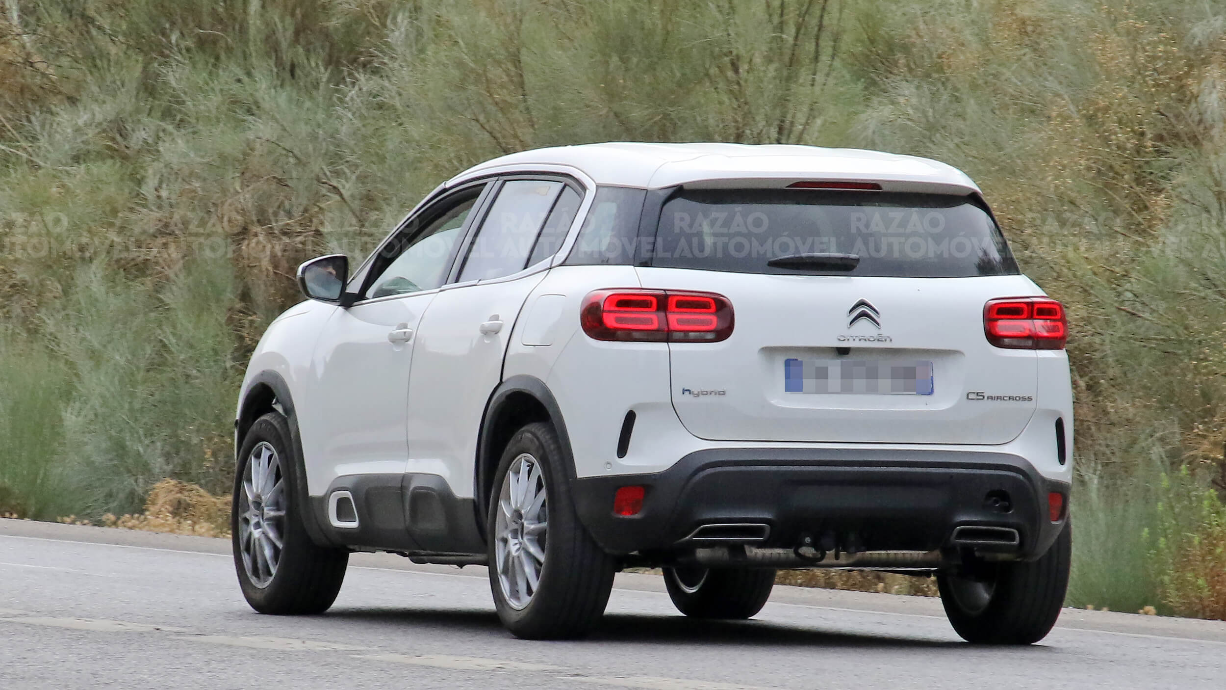 Peugeot 3008 protótipos vista traseira